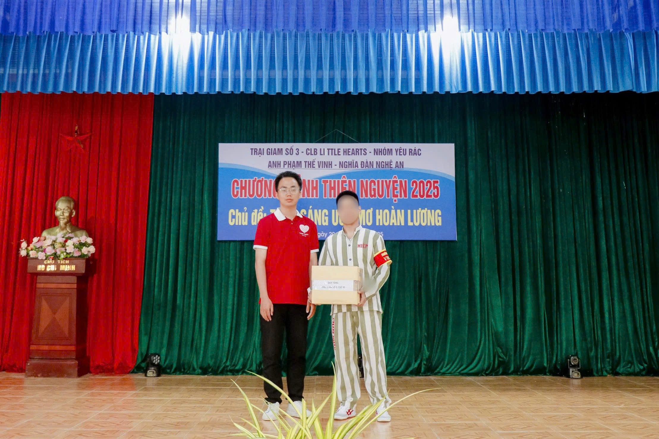 anh-tran-huy-hoang-truong-btc-chuong-trinh-trao-tang-sach-tai-trai-giam-03-1753715441.jpg