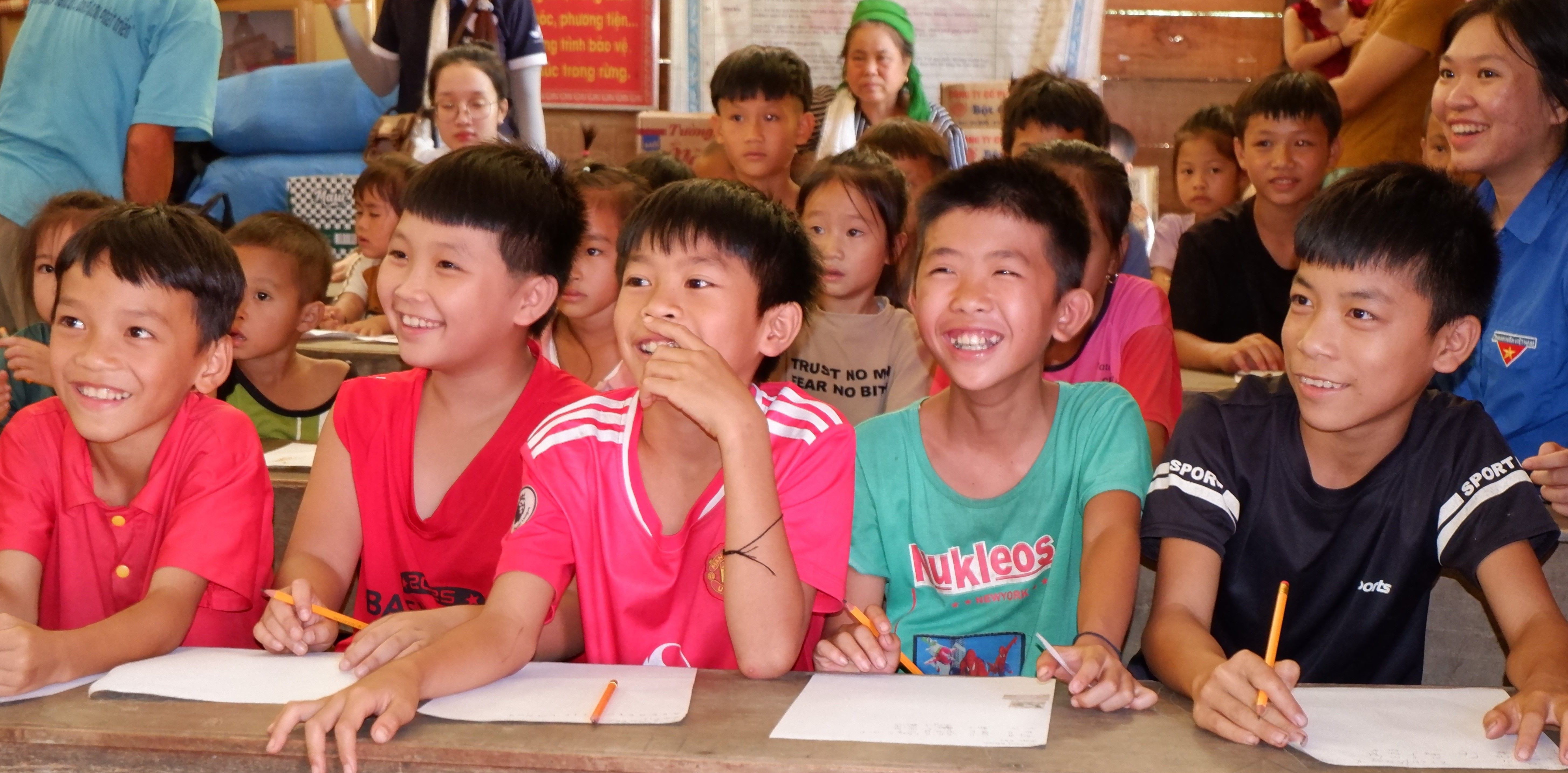 cac-em-nho-ban-na-kho-tham-gia-lop-hoc-tieng-anh-tai-nvh-cong-dong-1753715400.JPG