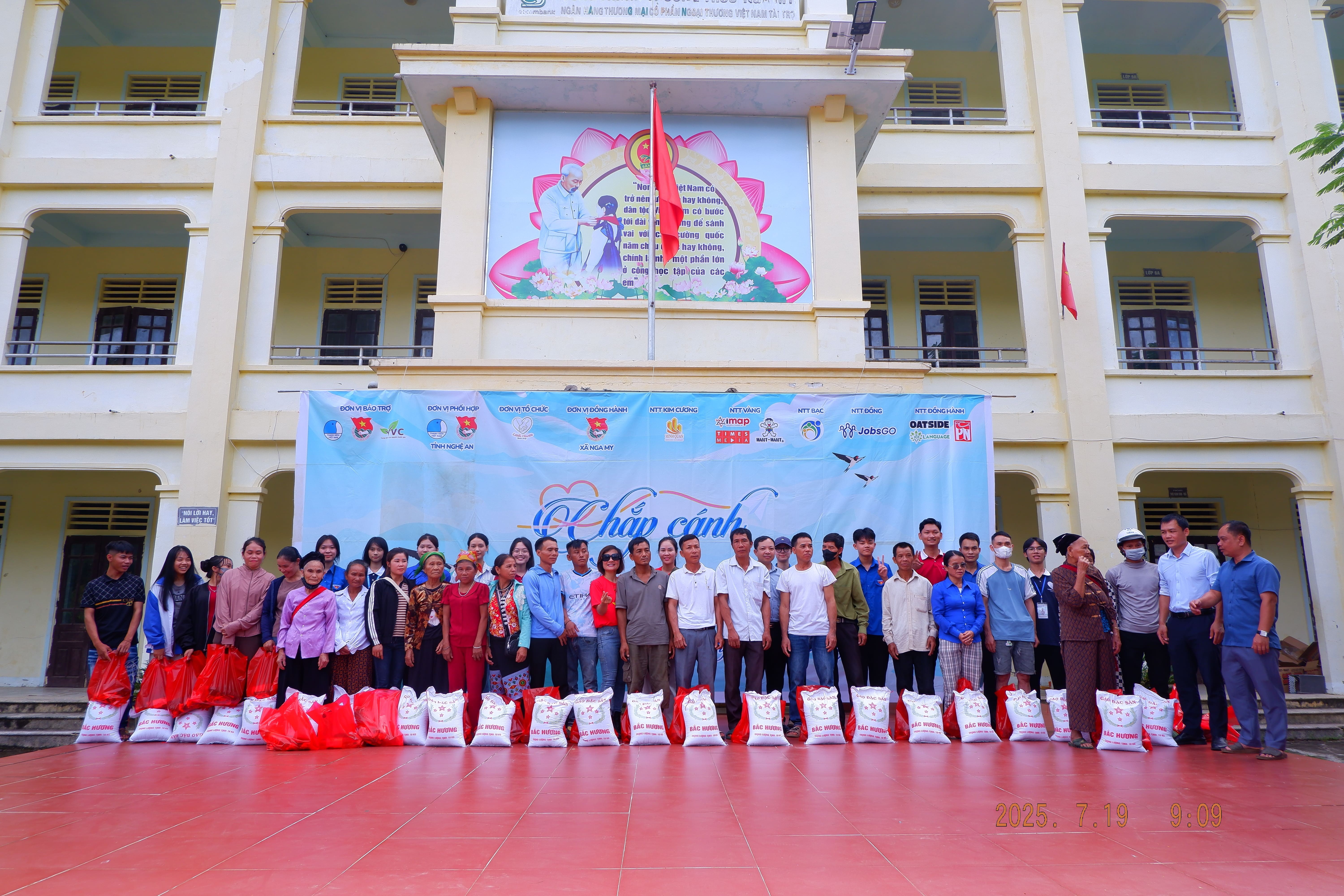 clb-tinh-nguyen-vi-cong-dong-little-hearts-tang-qua-an-sinh-cho-ba-con-tai-xa-nga-my-1-1753711853.jpg