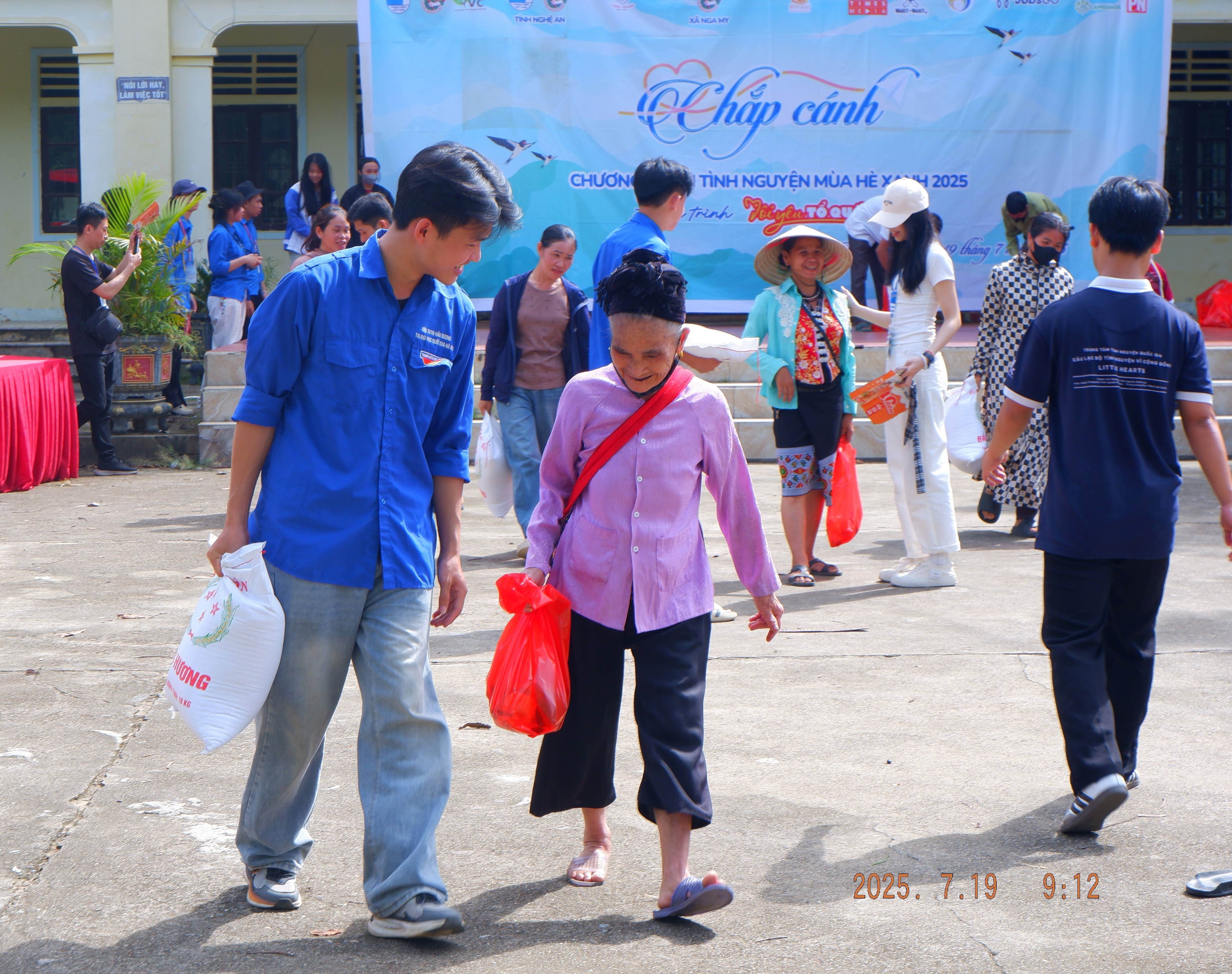 tinh-nguyen-vien-clb-cung-nguoi-dan-xa-nga-my-1753715400.JPG