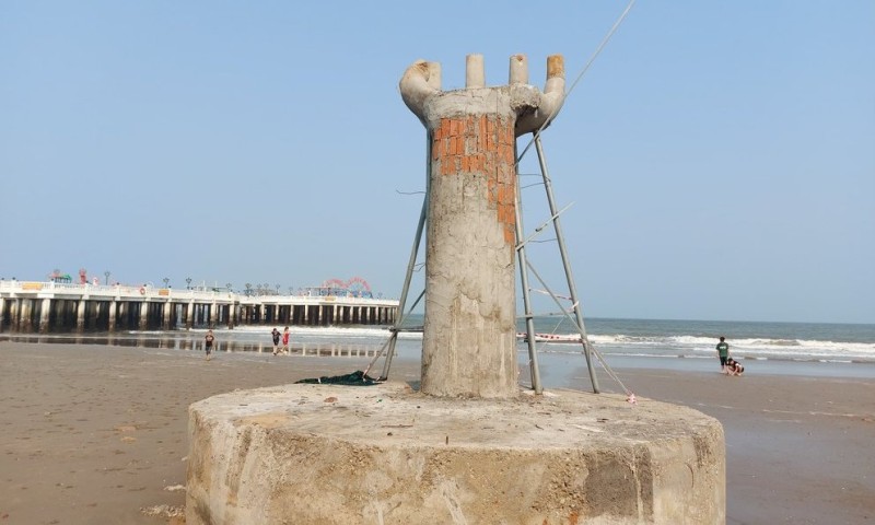 Lạ mắt 5 bàn tay “người khổng lồ” ở biển Hải Tiến