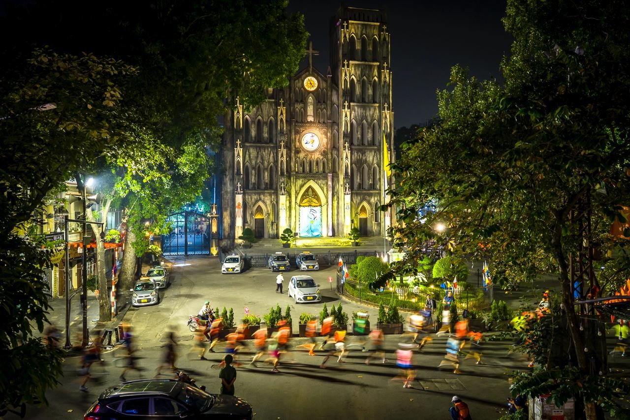 cung-aaeang-chaoy-ai-qua-nhiau-aaa-danh-mang-aaom-daoyenu-aoyenn-lach-sa-van-ha3a-nhae-lang-cha-tach-ha-cha-minh-caou-long-biaan-nha-tha-lan-1759824581.JPG