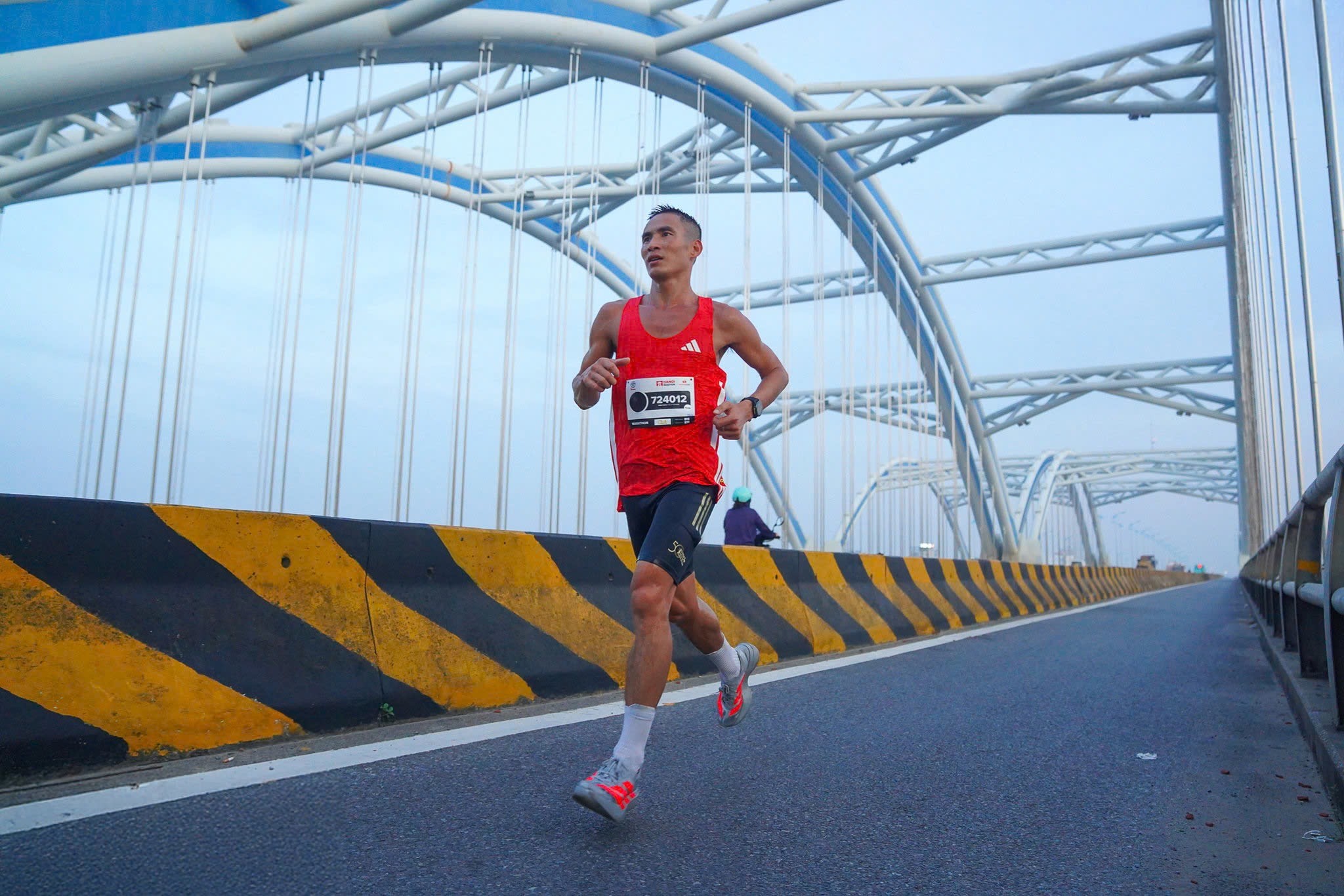 vaon-aang-viaan-phaom-tiaon-saopsn-traan-ha-nh-tranh-chinh-phayenc-giaopsi-marathon-quac-tao-ha-nai-techcombank-ma1a-tha-4-2-1759824609.JPG