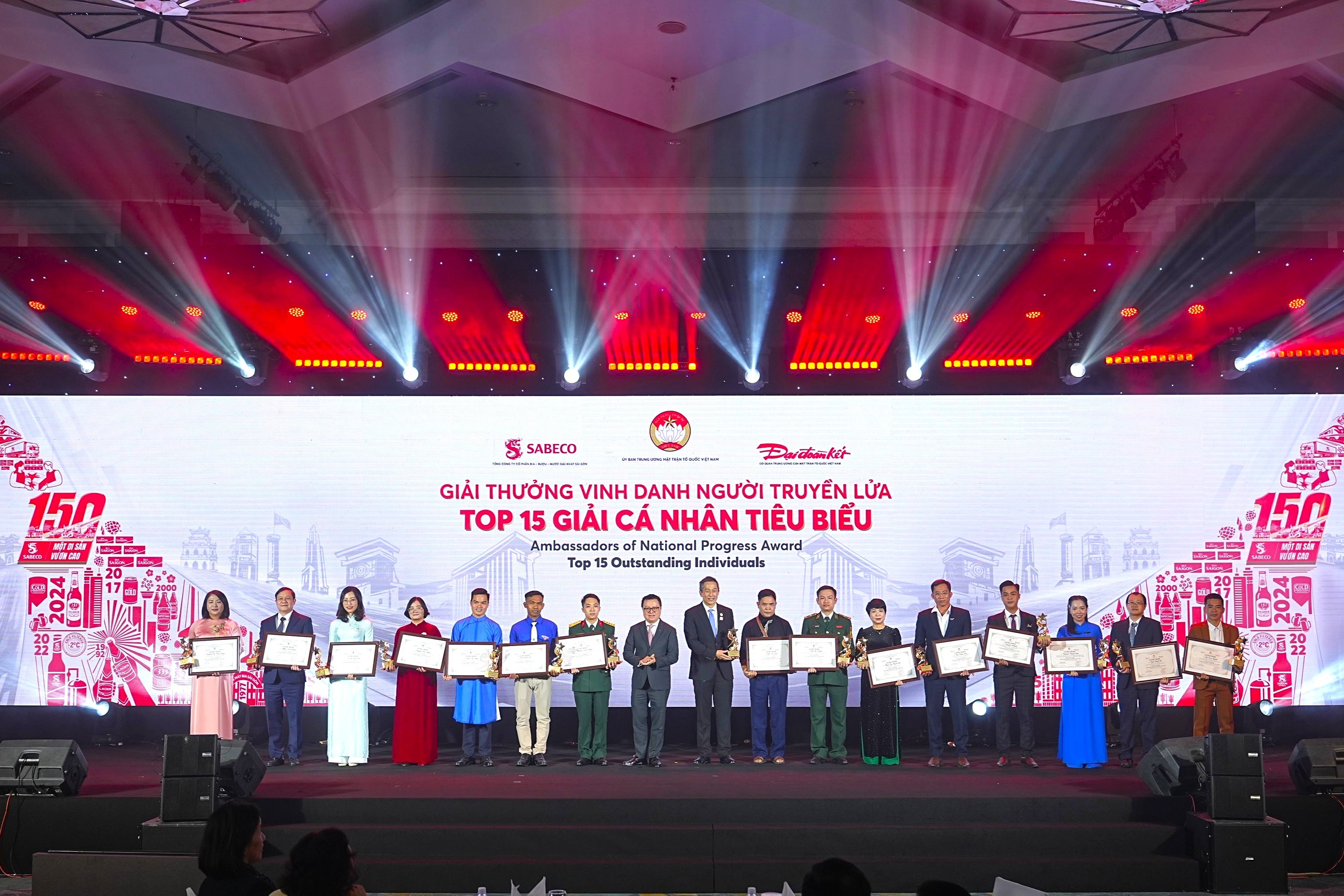 dai-dien-sabeco-va-bao-dai-doan-ket-trao-giai-top-15-giai-ca-nhan-tieu-bieu-1764988573.jpg