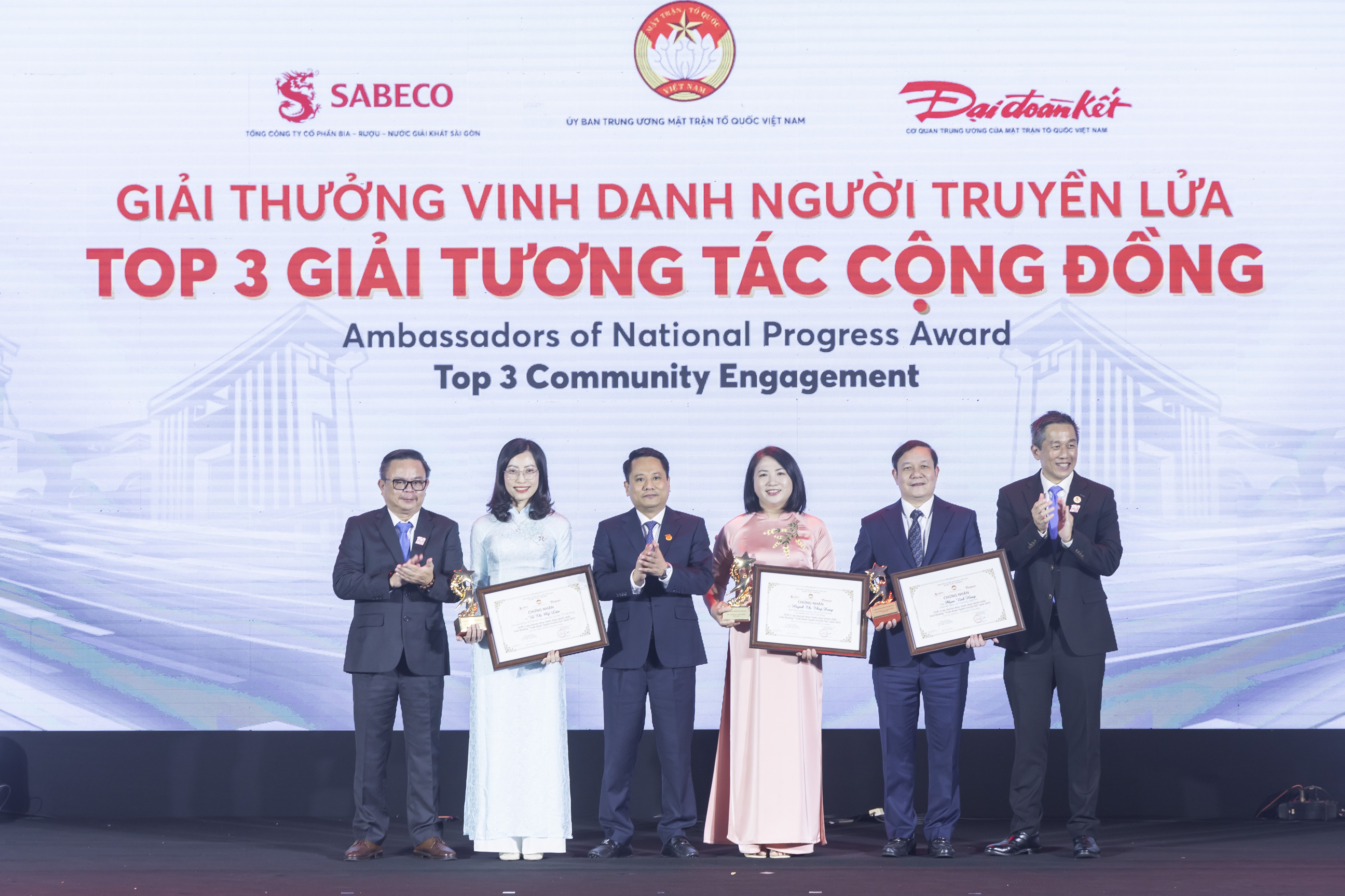 dai-dien-sabeco-va-bao-dai-doan-ket-trao-giai-top-3-tuong-tac-cong-dong-1-1764988580.jpg