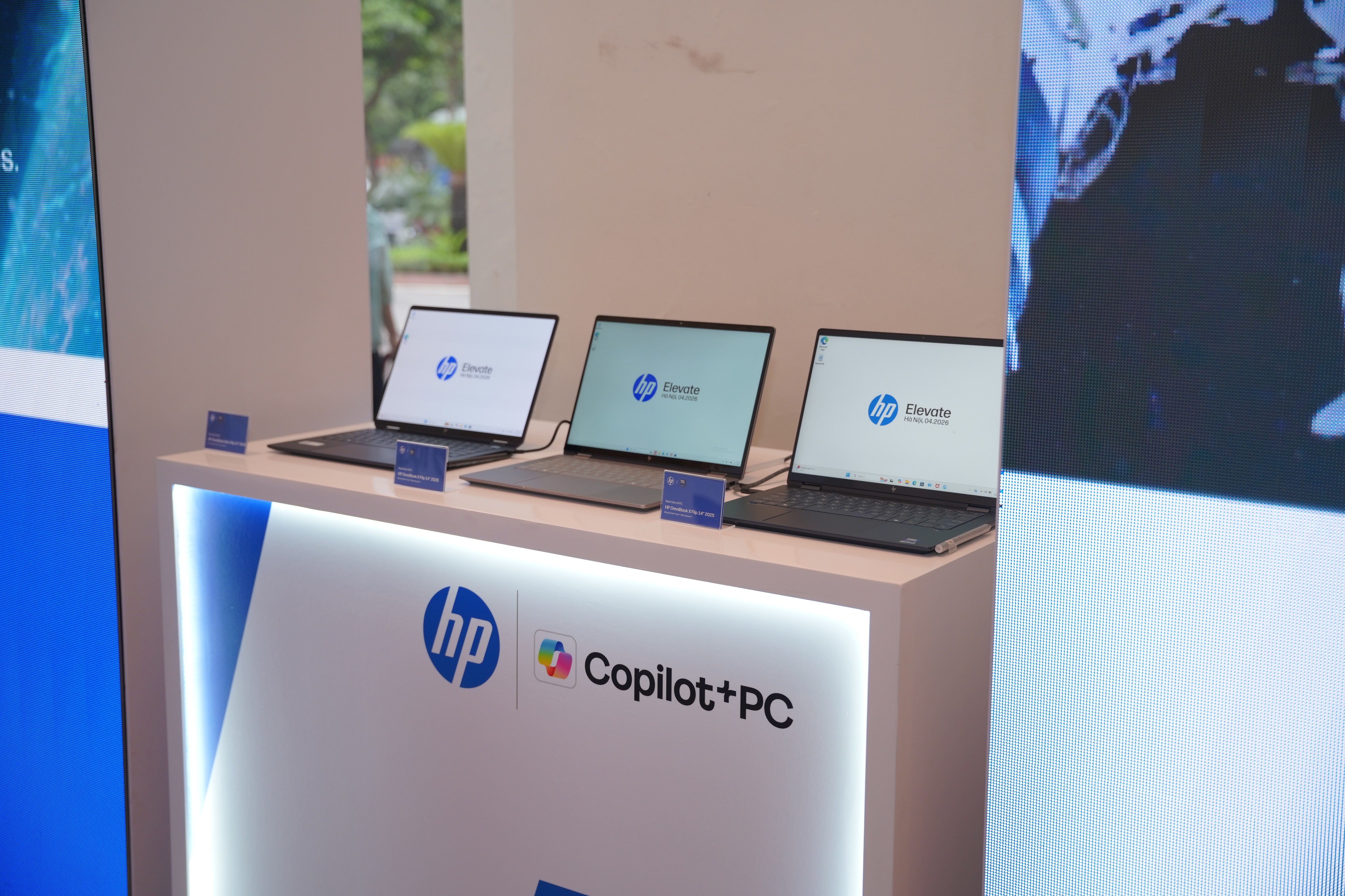 cac-san-pham-duoc-trung-bay-tai-su-kien-hp-elevate-2026-1776312099.JPG