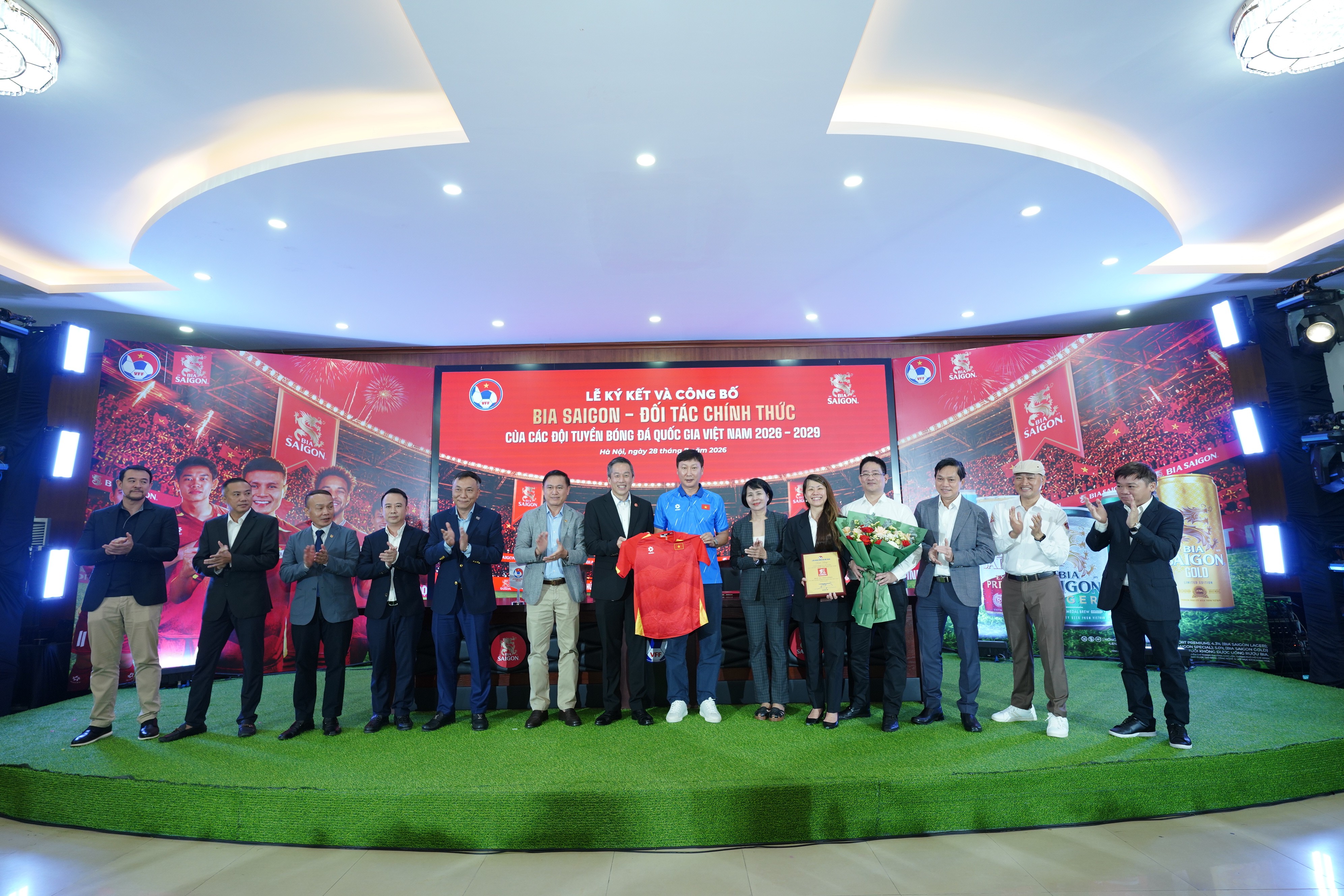 khoanh-khac-dai-dien-vff-trao-ao-dau-cua-dtqg-cho-dai-dien-sabeco-tai-su-kien-1785290384.JPG