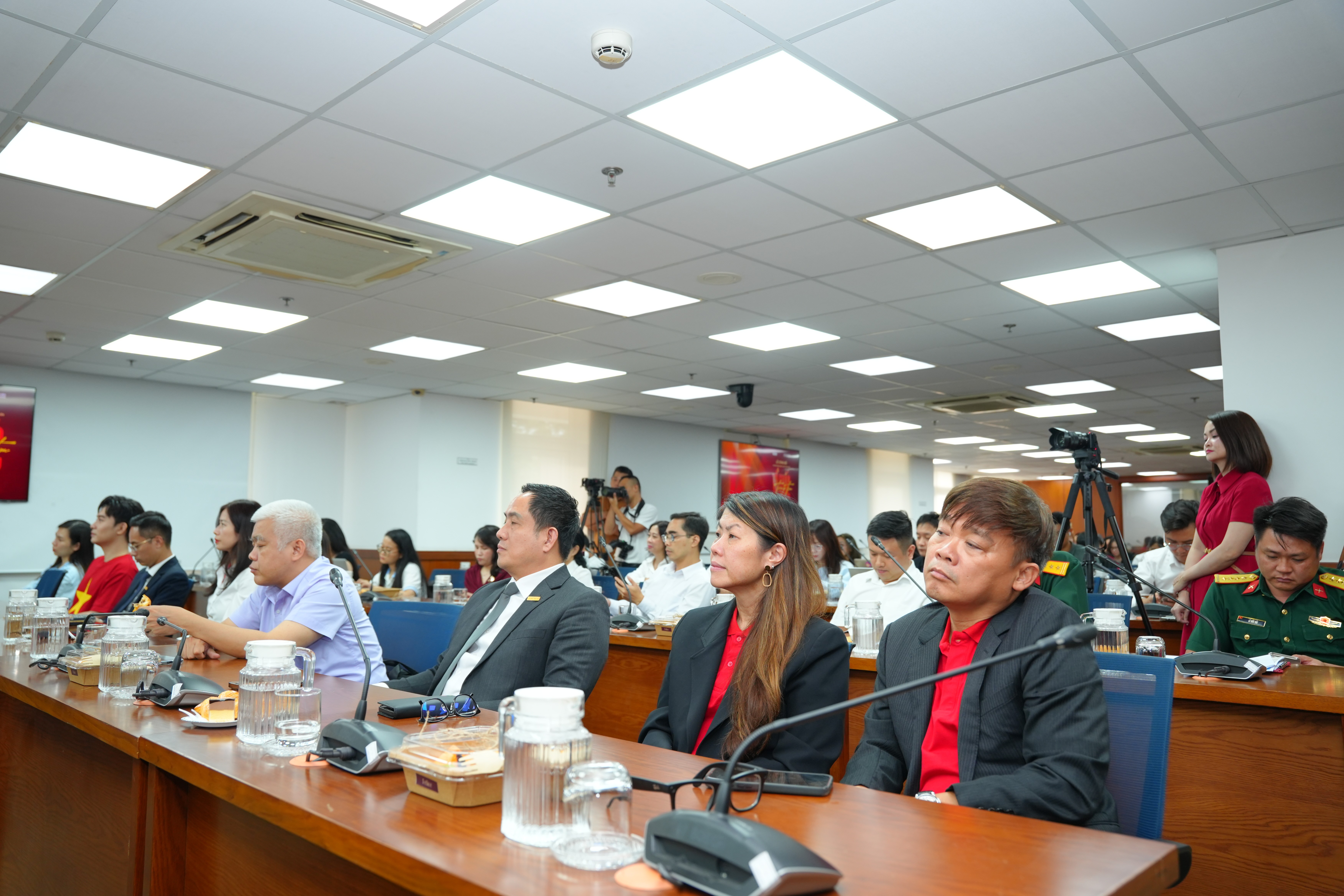 2-dai-dien-bia-saigon-tham-du-le-cong-bo-chuong-trinh-to-quoc-trong-tim-2026-1787286070.JPG