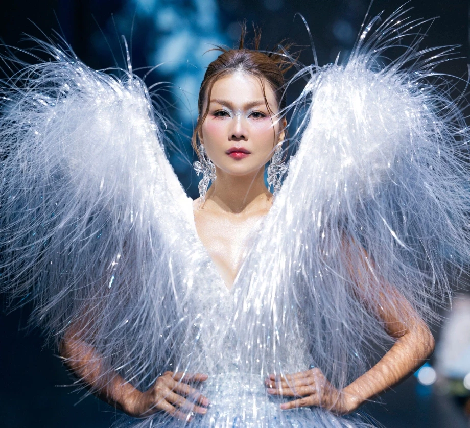 thanh-hang-duoc-hai-nguoi-diu-khi-lam-vedette-cua-ntk-le-tha-1749204167-1749306636.webp