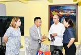 Artwork on Fidel Castro Ruz presented to Cuban Embassy in Vietnam