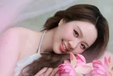 Doanh nhân Nguyễn Hồng Điệp Hồng Anh duyên dáng bên hoa sen, tôn vinh nét đẹp phụ nữ Việt