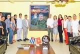 Đại sứ quán Cuba tại Việt Nam tiếp nhận tác phẩm "Fidel Castro Ruz - Cuba trong trái tim người Việt"