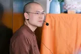 Sống tỉnh thức giữa đời thường: Bài học về sự buông bỏ, quay về bên trong và chuyển hóa khổ đau