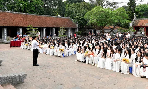 Trường THPT Lê Văn Thiêm (Hà Nội) tổ chức lễ dâng hương tại Văn Miếu - Quốc Tử Giám