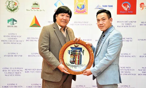 Vinh Coba: Người khai phá ánh sáng trên kính