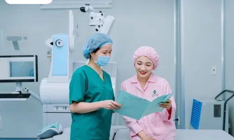 Vì sao cần tái khám đúng lịch sau mổ cận?