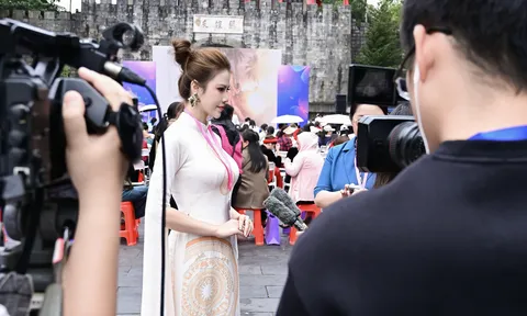 Hoa hậu Trần Son Trà trình diễn mở màn áo dài Việt Nam tại chương trình giao lưu cấp Nhà nước Trung – Việt