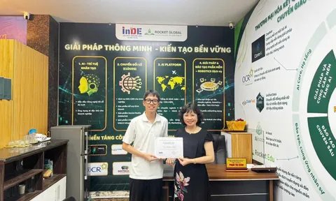 Từ say mê chụp ảnh máy bay đến bộ sưu tập sticker “Dệt bầu trời”