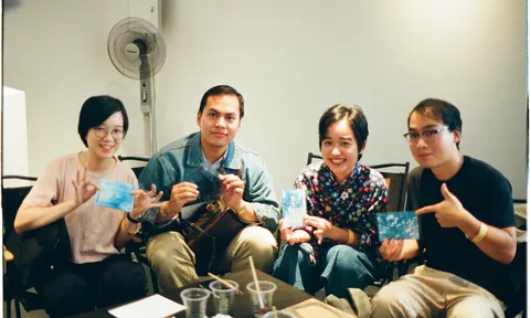 Trải nghiệm tráng in Cyanotype: Dấu ấn khác biệt của triển lãm nhiếp ảnh "Film Gặp Thời"