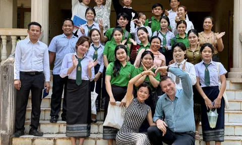 Dấu ấn Tân Lê và Dieter Bruhn: ‘Làn gió mới’ trong công tác giảng dạy tiếng Anh tại Lào