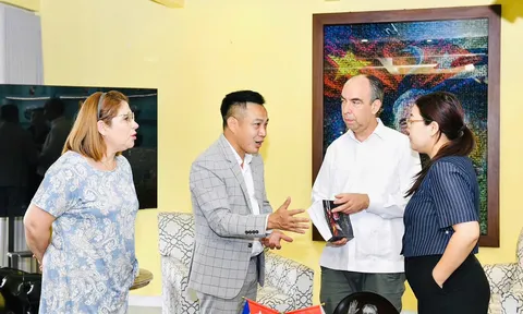 Artwork on Fidel Castro Ruz presented to Cuban Embassy in Vietnam