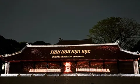 Khi tinh hoa đạo học ngàn năm lan tỏa tới du khách quốc tế trong tour đêm tại Văn Miếu – Quốc Tử Giám