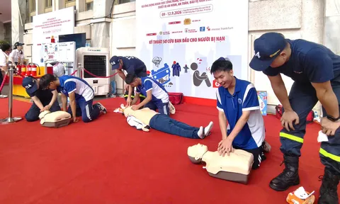 Học sinh Trường THPT Lê Văn Thiêm trải nghiệm kỹ năng phòng cháy, chữa cháy và cứu nạn, cứu hộ