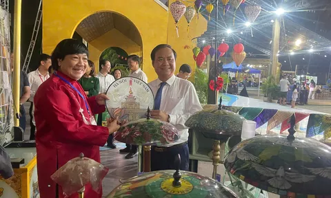 Một đêm đáng nhớ của Vinhcoba: Từ bục vinh danh đến điệu múa lân mừng giải thưởng