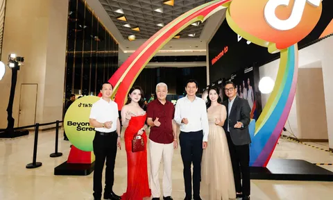 Mỹ Hương Trần hòa mình vào không khí “Beyond The Screen – TikTok LIVE”, lưu lại khoảnh khắc đáng nhớ cùng đội ngũ và ban lãnh đạo TikTok