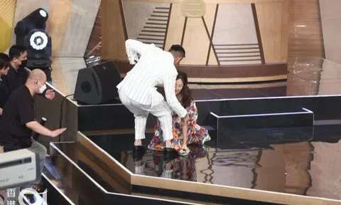 Mỹ nhân TVB trượt ngã trên sân khấu do mang giày cao gót