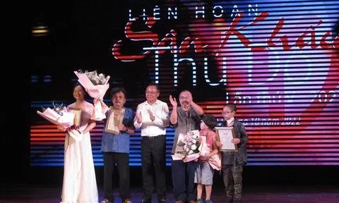 Nhà văn Chu Lai nhận giải Tác giả xuất sắc ở Liên hoan Sân khấu Thủ đô
