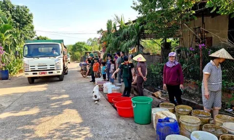 Gia Lai: Bộ đội huy động xe chở nước hỗ trợ người dân vùng hạn