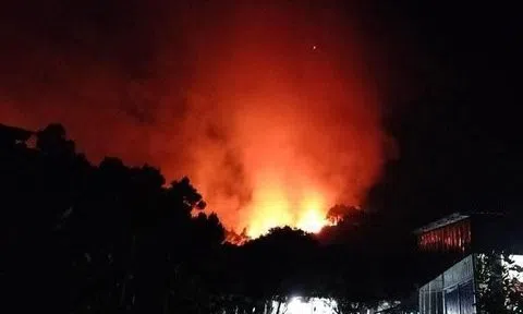 Nghệ An: Huy động hàng trăm người xuyên đêm chữa cháy rừng