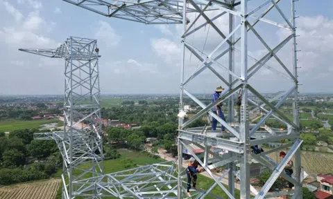 Thanh Hóa: Công nhân đội nắng thi công đường dây 500KV mạch 3