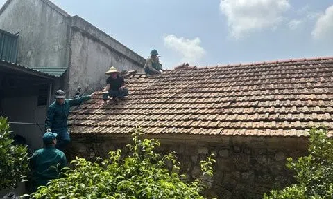Quảng Ninh: Khắc phục sự cố dông lốc làm hơn 70 ngôi nhà bị tốc mái