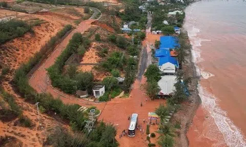 Bình Thuận: Lũ cát tràn xuống đường, vào nhà dân, giao thông gặp khó