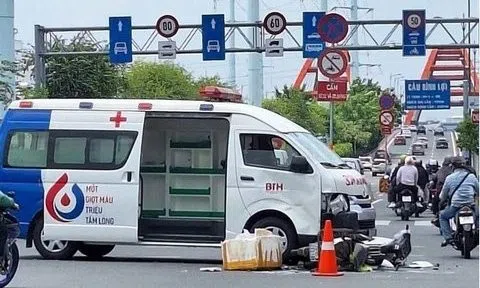 Xe cứu thương va chạm với xe máy, một thanh niên nguy kịch