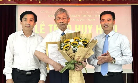 Hội Luật gia Việt Nam trao tặng huy hiệu và bằng khen cho đảng viên