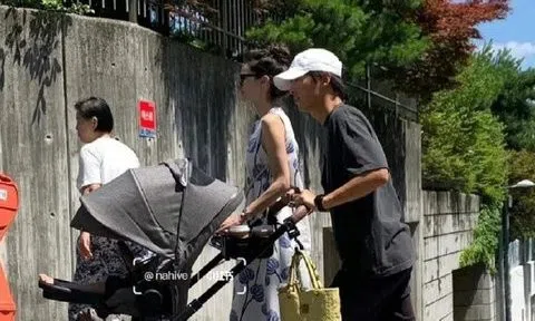 Song Joong Ki đi dạo với vợ Tây, nhan sắc con trai nam tài tử gây chú ý