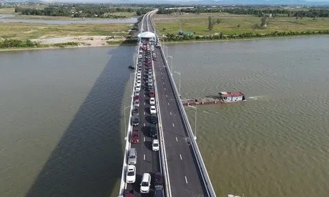 Người dân phấn khởi di chuyển trên cao tốc Diễn Châu - Bãi Vọt