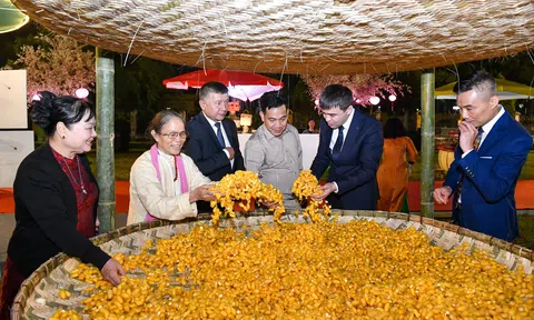 PHOTO: Sự kiện vinh danh làng nghề Gốm sứ Bát Tràng và Dệt lụa Vạn Phúc tại Hoàng Thành Thăng Long 2025