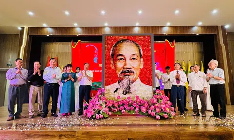 Trường Đại học Kinh doanh và Công nghệ Hà Nội long trọng kỷ niệm 135 năm ngày sinh Chủ tịch Hồ Chí Minh và đón nhận bức chân dung Bác Hồ do Khu Di tích trao tặng