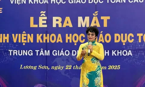 CEO Nguyễn Thị Điệp chia sẻ tại lễ ra mắt Trung tâm Giáo dục Bách Khoa