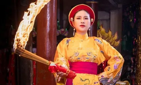 Cô Đồng Trang: Hóa Giải Khúc Mắc Tâm Linh Với Lòng Thành Và Nhân Văn