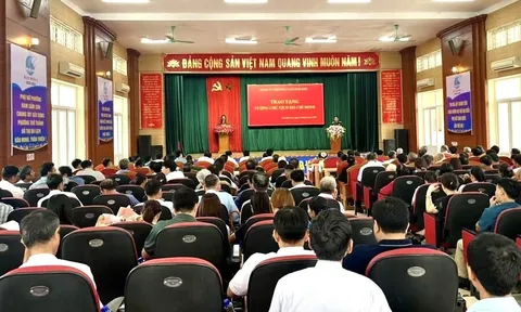 Thanh Hoá: Phường Nam Sầm Sơn tiếp nhận bức chân dung Chủ tịch Hồ Chí Minh từ những người con xa quê