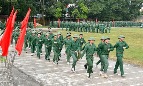 Trường THPT Lê Văn Thiêm tổ chức trải nghiệm “Chúng em cũng là chiến sĩ”