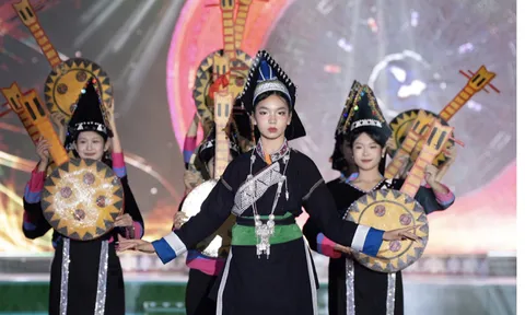 Gương mặt đại sứ văn hoá Nghiêm Trần Ngọc Diệp nổi bật trong Fashion Show "Lúng liếng non cao" tại Festival Sông Hồng Lào Cai 2025