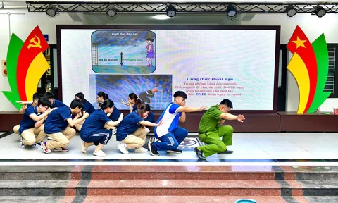 Trường THPT Lê Văn Thiêm tập huấn kỹ năng PCCC và phòng chống đuối nước cho gần 1.000 học sinh
