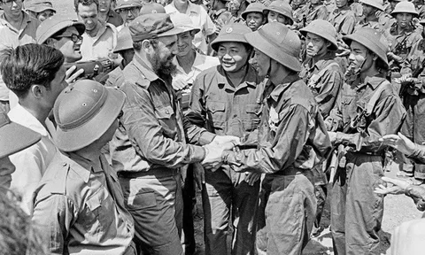 Vượt qua vĩ tuyến 17: Bản lĩnh của vị tổng tư lệnh Fidel Castro giữa vùng chiến sự