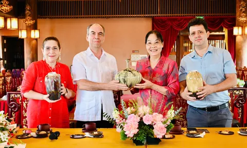 Đại sứ quán Cuba tại Việt Nam thăm và làm việc với Trung tâm Tinh hoa Làng nghề Việt
